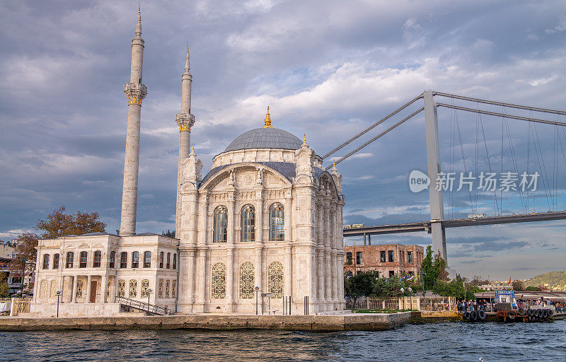 Besiktas Ortakoy清真寺(Buyuk Mecidiye Camii)和博斯普鲁斯大桥。著名的城市地标。